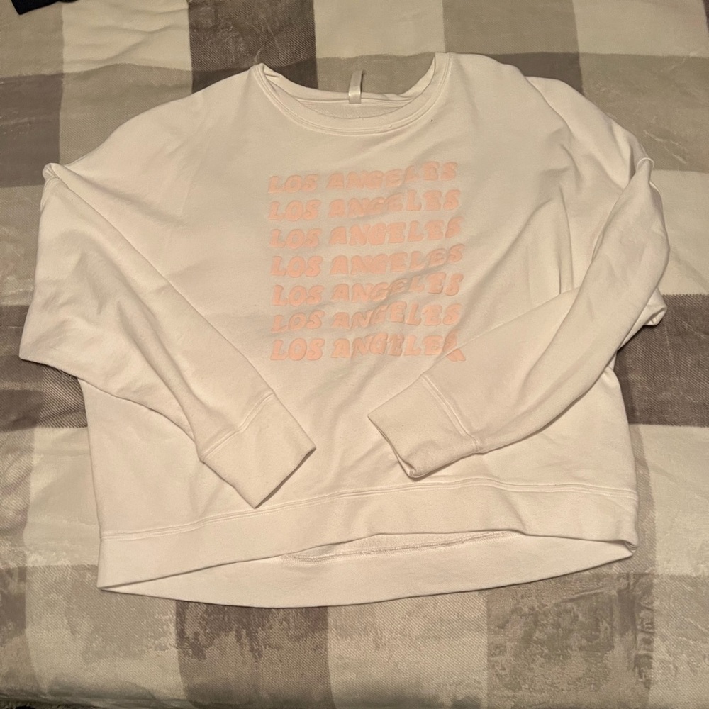 Fabletics crewneck Los Angeles in pink. Crop top look.